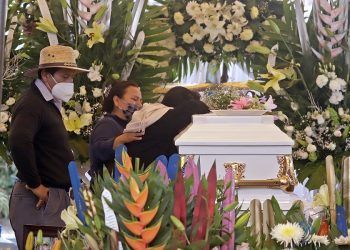 De furia, la bruma sobre los féretros de Dulce y Gardenia; de rabia, el adiós