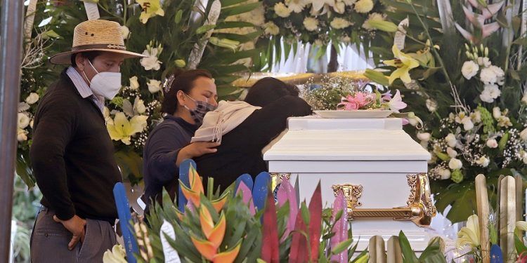 De furia, la bruma sobre los féretros de Dulce y Gardenia; de rabia, el adiós