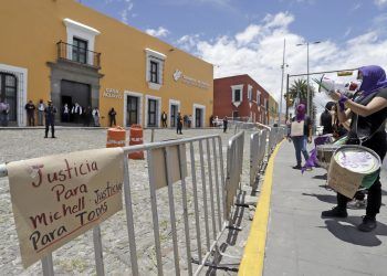 Colectivo protesta en Casa Aguayo por caso Michel Ivonne