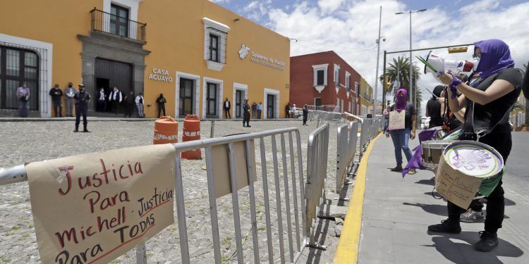 Colectivo protesta en Casa Aguayo por caso Michel Ivonne