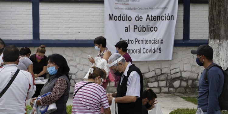 Manifestación en penal COVID-19 Puebla; familias exigen comunicación con reclusos