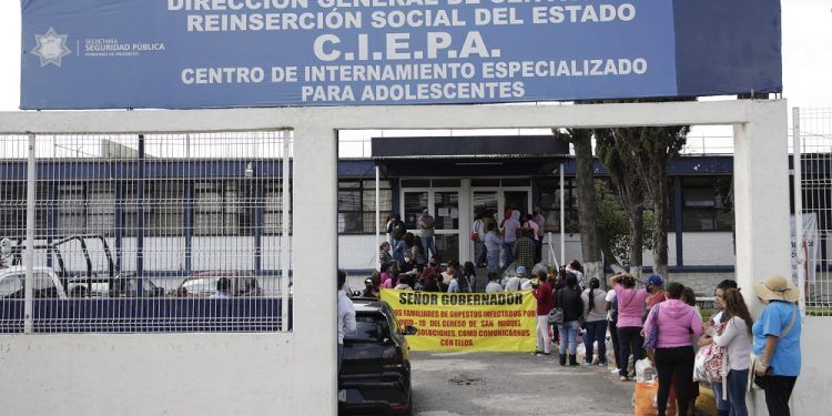 Manifestación en penal COVID-19 Puebla; familias exigen comunicación con reclusos
