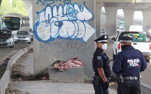 Indigente muere debajo del acotamiento de la autopista México-Puebla