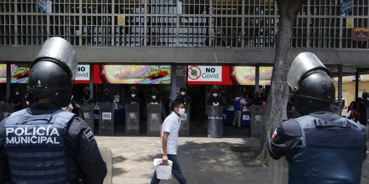 Urgente frenar colocación de tianguis y ambulantes en la capital: Regidor panista