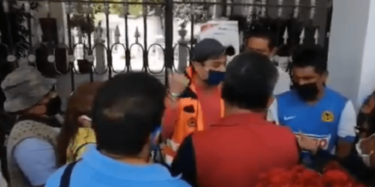 Poblanos exigen acceso al Panteón Municipal para visitar tumbas de sus padres