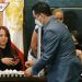 Diputado del PAN entrega blanquillos en Congreso y redes lo apodan #LordHuevos