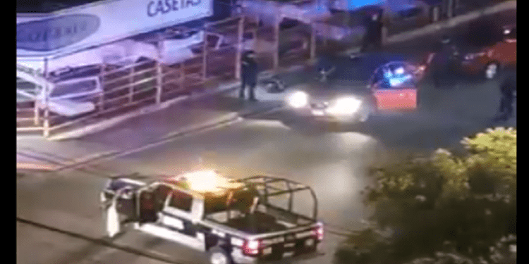 Policías de Atlixco y maleantes protagonizan persecución y balacera en Puebla