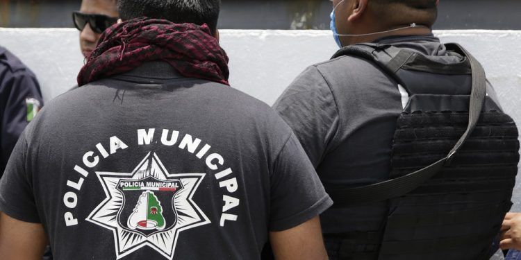 Fiscalía de Puebla y SEDENA aseguran a policías de Tlacotepec de Juárez