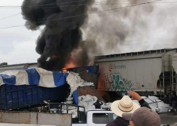 Tráiler colisiona contra tren al intentar ganar el paso en Huamantla, Tlaxcala