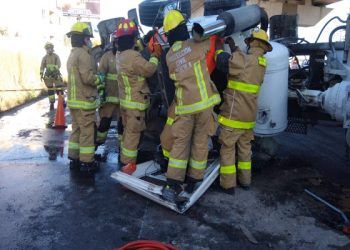 Chofer queda prensado tras volcar camión revolvedora en Puebla