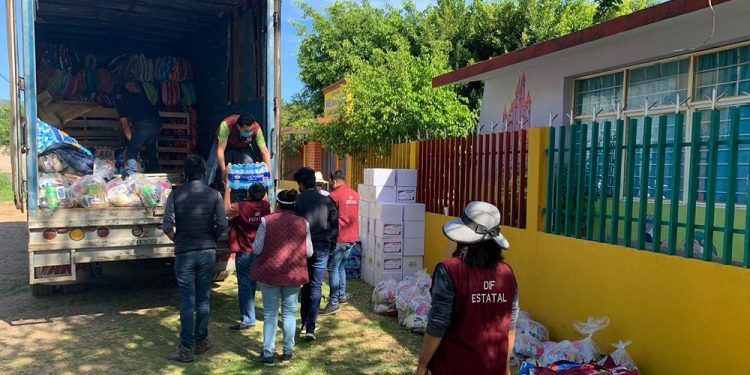 DIF Estatal entrega paquetes alimentarios en Acatlán de Osorio a damnificados por tromba