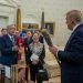 AMLO y Trump intercambian bats de béisbol en la Casa Blanca