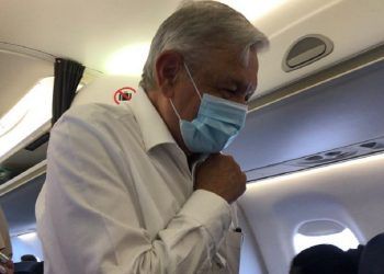 Recolectan firmas en internet para que AMLO use cubrebocas