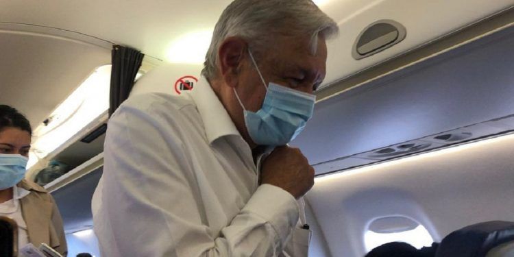 Recolectan firmas en internet para que AMLO use cubrebocas