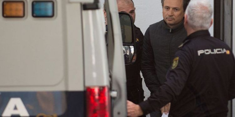 Vuelo que traslada a Emilio Lozoya hizo escala en Canadá