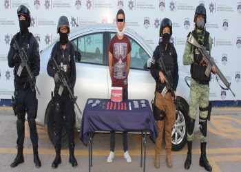 Policías de Puebla y Amozoc detienen a dos sujetos con droga