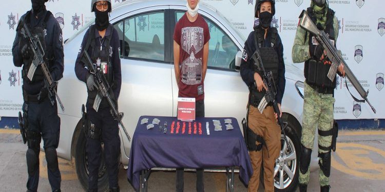 Policías de Puebla y Amozoc detienen a dos sujetos con droga