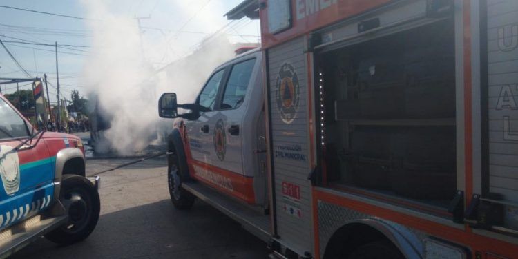 Se incendia alimentadora de RUTA en Camino Real a Castillotla
