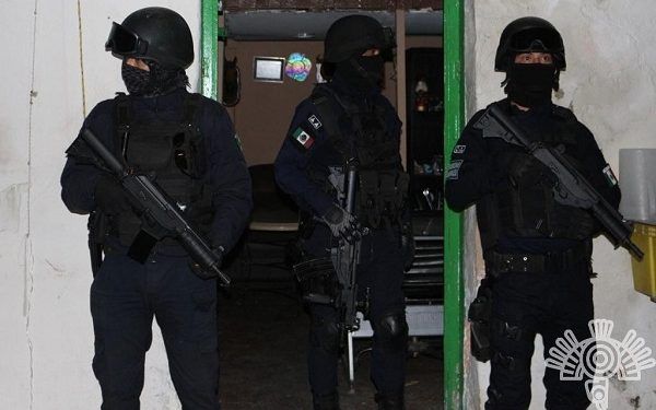 Policía Estatal captura a tres sujetos y encuentra droga en “La otra maldita vecindad” de Puebla