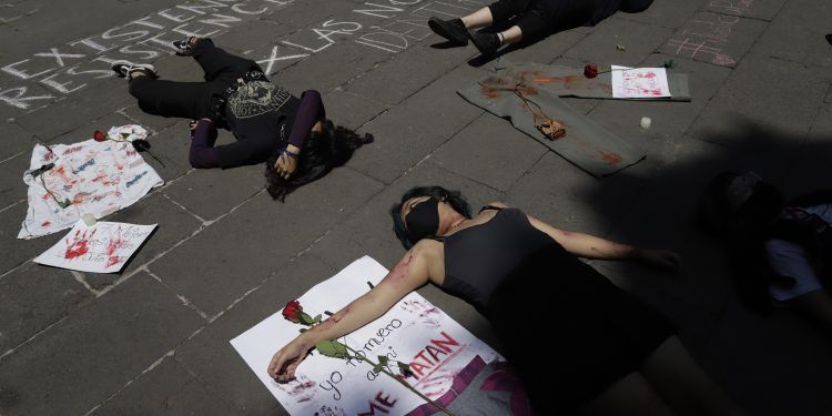 Mujeres exigen justicia por feminicidios con performance en el zócalo de Puebla