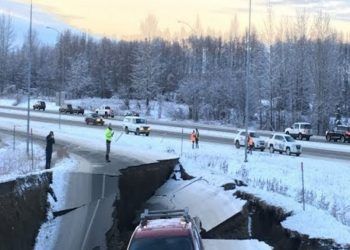 Sismo de Alaska en 7.8 grados dejó carreteras destruidas y alerta de tsunami