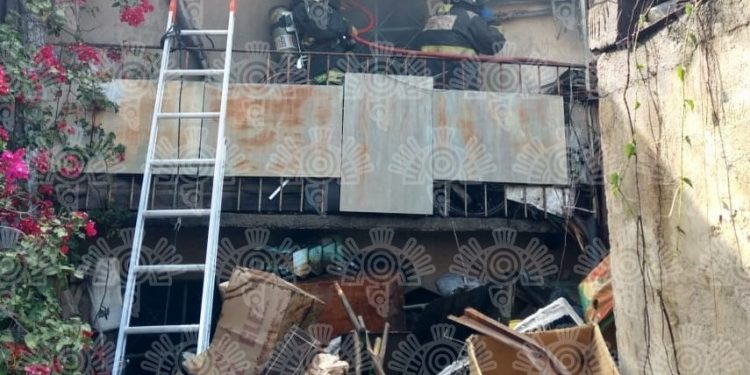 Bomberos sofocan fuego en inmueble con material reciclable en Puebla