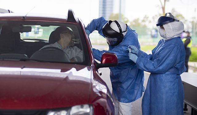 Hospital Universitario BUAP realiza pruebas COVID-19 «sin bajar del automóvil»