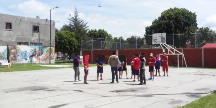 Poblanos se resisten al confinamiento; clausuran canchas deportivas