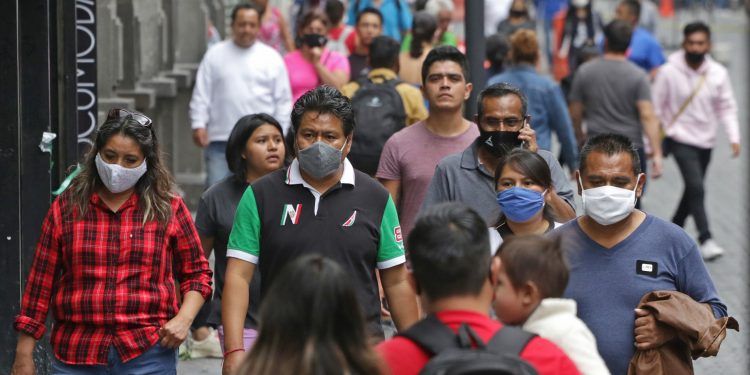 Ciudadanos rompen confinamiento y acuden al Centro Histórico en pleno semáforo rojo