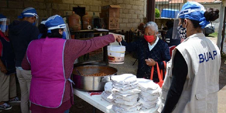 Comedores comunitarios BUAP atienden a más de mil personas diariamente por contingencia 