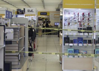 Maleantes roban teléfonos celulares en tienda departamental de Huejotzingo
