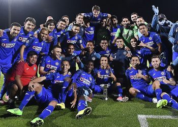 Cruz Azul derrotó 2-1 a Chivas y se alzó con la Copa por México