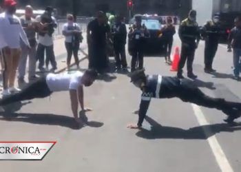 Policía se hace viral por vencer con flexiones a hombre musculoso en CDMX
