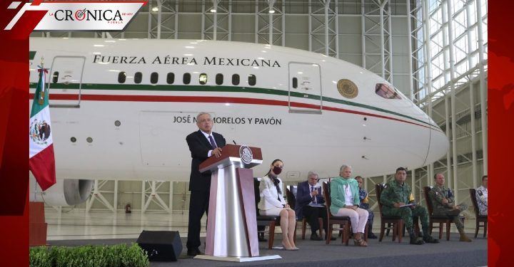 AMLO realiza mañanera cerca del avión presidencial y recuerda régimen neoliberal