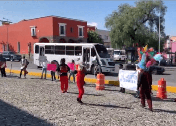 Trabajadores de la Secretaría de Cultura piden destitución de Julio Glockner en Casa Aguayo