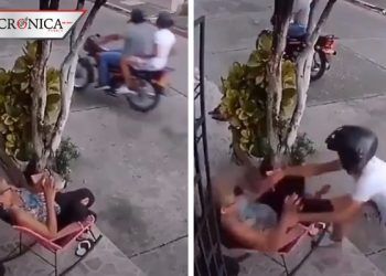 Abuelita frustra asalto y persigue a ladrones que llegaron en moto (VIDEO)