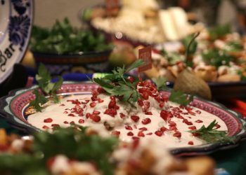 Restauranteros prevén caída de 60 % en venta de Chiles en Nogada por emergencia sanitaria 