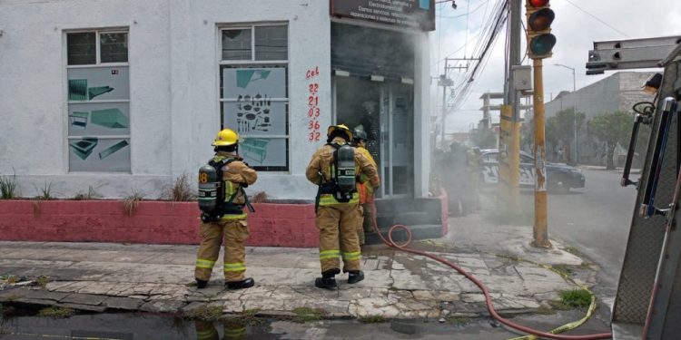 Bomberos y Protección Civil de Puebla atienden incendio en local de electrodomésticos