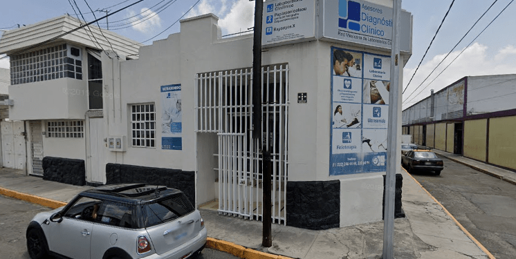 Mujer muere por infarto en laboratorio clínico de Puebla