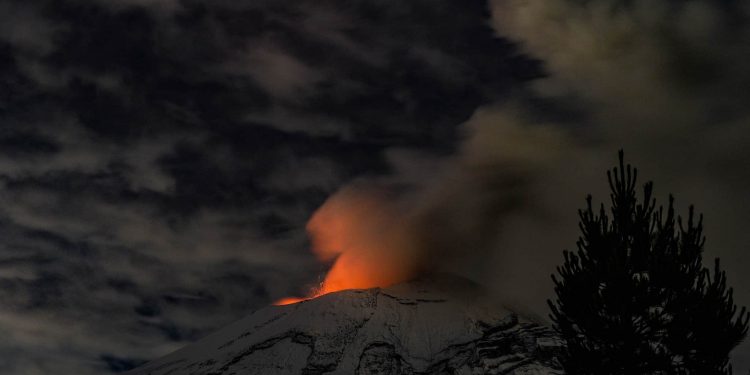 Volcán Popocatépetl engalana la madrugada de Puebla
