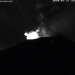 Popocatépetl lanzó material incandescente y columna de ceniza