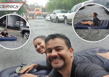 Pareja ‘navega’ en colchón inflable por inundación provocada por Hanna