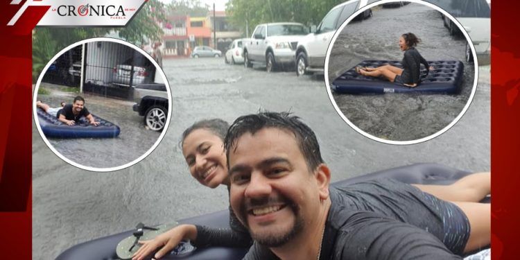 Pareja ‘navega’ en colchón inflable por inundación provocada por Hanna