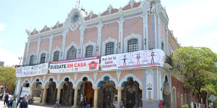 Regidores y edil suplente de Tehuacán plantan a diputados del Congreso 