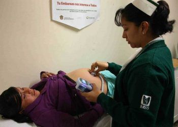 Más de cuatro mil obstetras del IMSS cuidan la salud de embarazadas y sus hijos