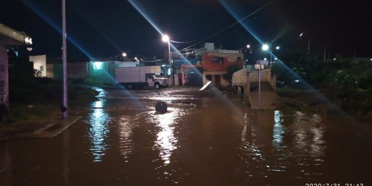 Lluvia deja viviendas inundadas y autos varados en la ciudad de Puebla