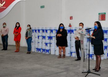Alcaldesa de Cuautlancingo entrega pintura a 19 escuelas del municipio 