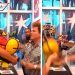Mujer rompe escultura frente al autor para exigir respeto a sus empleados