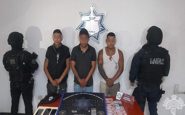 Policía detiene a tres asaltantes y vendedores de droga en Puebla