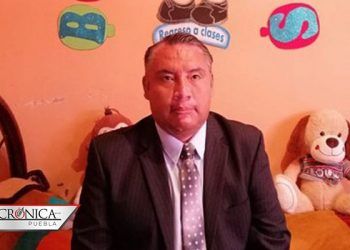 Fotografía de maestro dando clases sin silla ni escritorio se vuelve viral